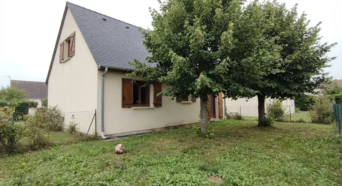 Deux tilleuls devenus trop grands, plantés contre la façade d'une maison